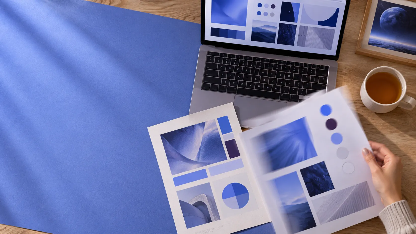 Moodboard de marca em tons de azul sobre a mesa